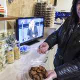 Mentre discutiamo una delle sue figlie attira la nostra attenzione aprendo una scatola di dolci
